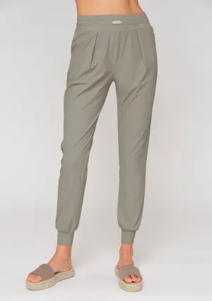 LUXE LÉGER Track Pants mira